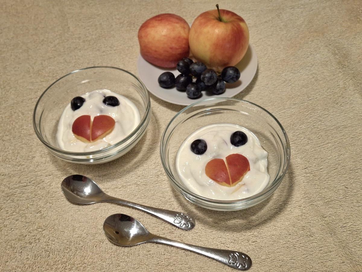 zwei Glasschüsselchen mit Bio-Naturjoghurt und Bio-Früchten