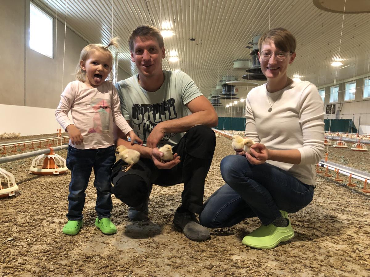 Lisa und Max Schön mit Töchterchen im Bio-Masthähnchenstall.