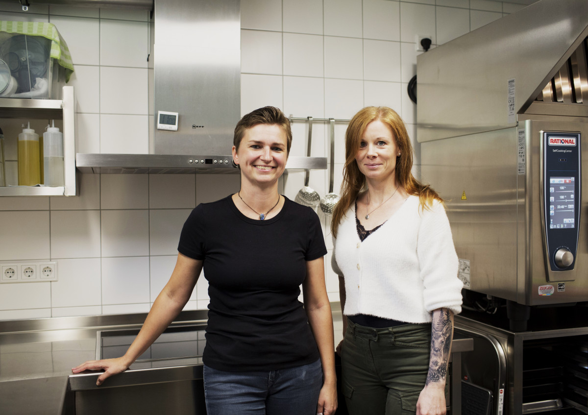 Zwei Frauen in einer Küche