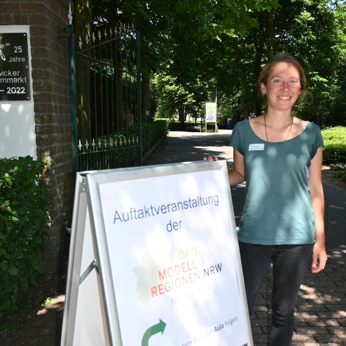 Projektmanagerin der Öko-Modellregion Rhön-Grabfeld am Eingang zur Auftaktveranstaltung der Öko-Modellregion Niederrhein