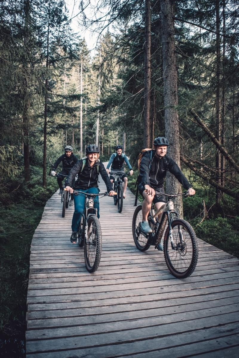 4 Menschen am eBike