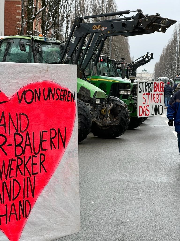 Traktoren mit Schildern auf Straße