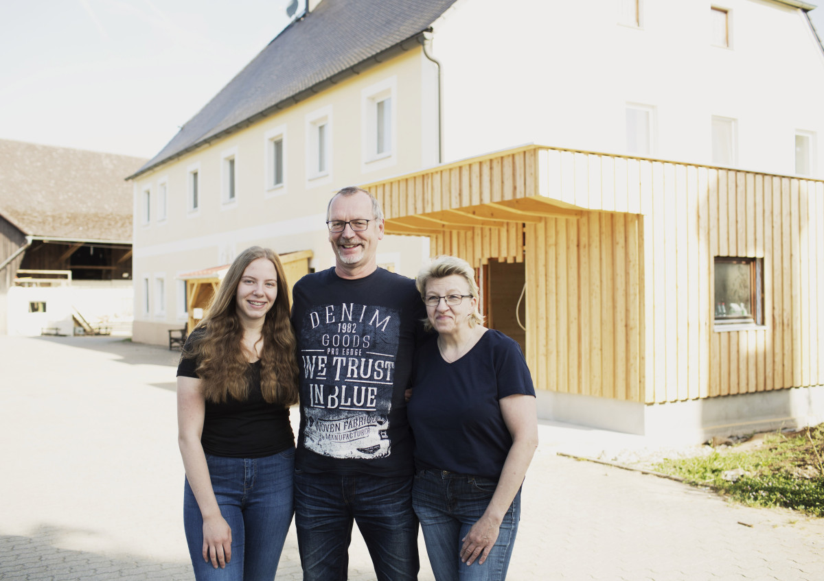 Familie Gabler vor ihrem zukünftigen Bio-Hofladen, der aus Holz aus dem eigenem Wald gebaut wird und ein kühlendes Gründach erhält.