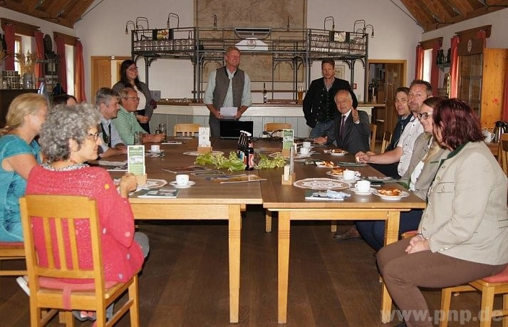 In der Schlossbrauerei Stein informierte sich die Delegation um Landesrat Johann Seitinger (5.v.r.) über die Ökomodellregion Waginger See-Rupertiwinkel und die Bioprodukte aus der Region.