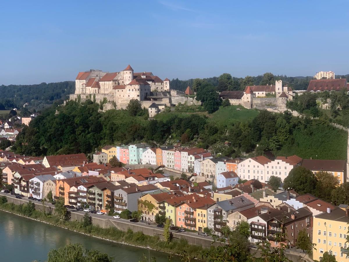 Salzach mit Altstadt und darüber die längste Burg der Welt.