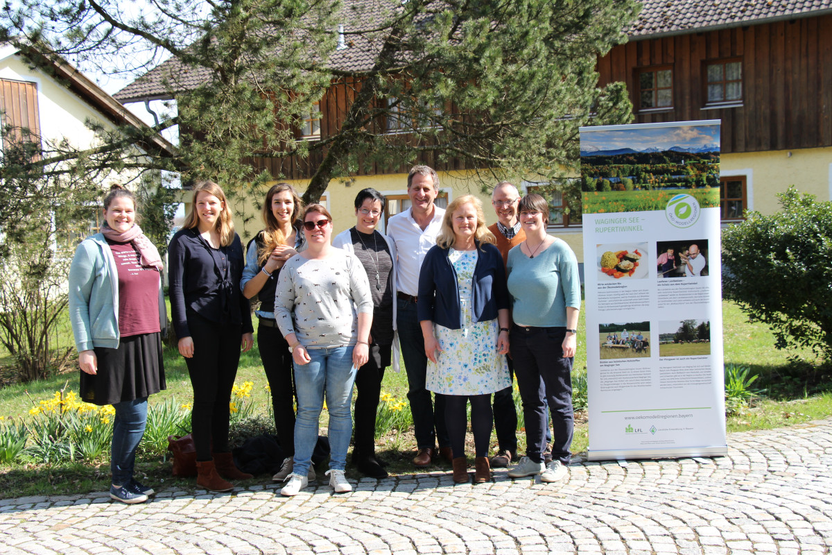 Einige Teilnehmer im Strategieseminar zu den Bioerlebnistagen in Waging, rechts: Cordula Rutz von der LÖV (Veranstalter)