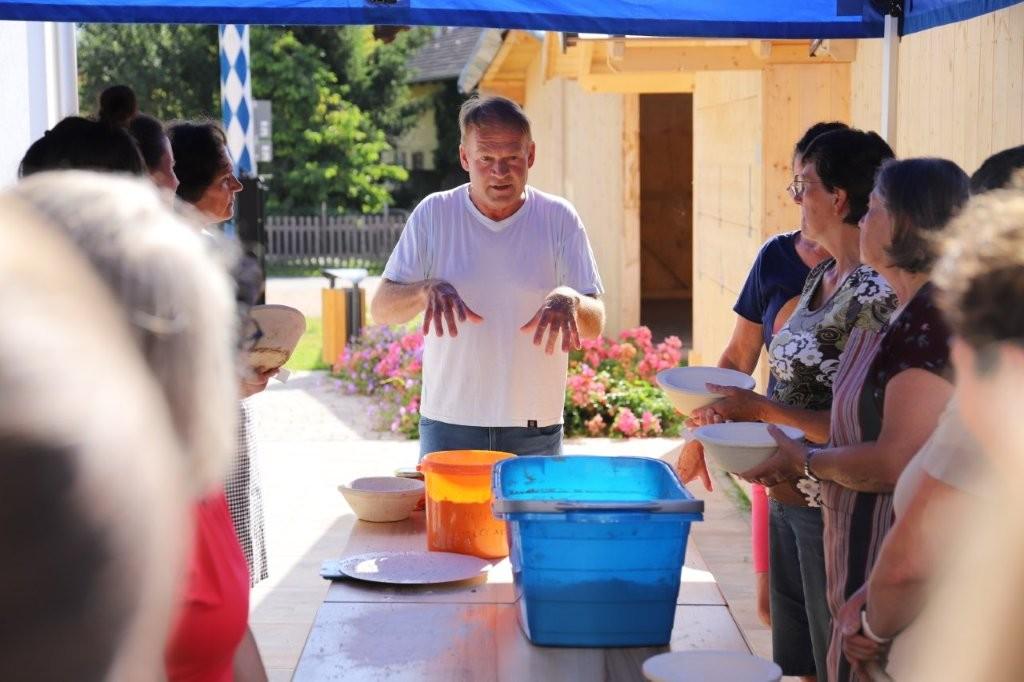 Wolfgang Grösch beim Bio-Brotbackkurs