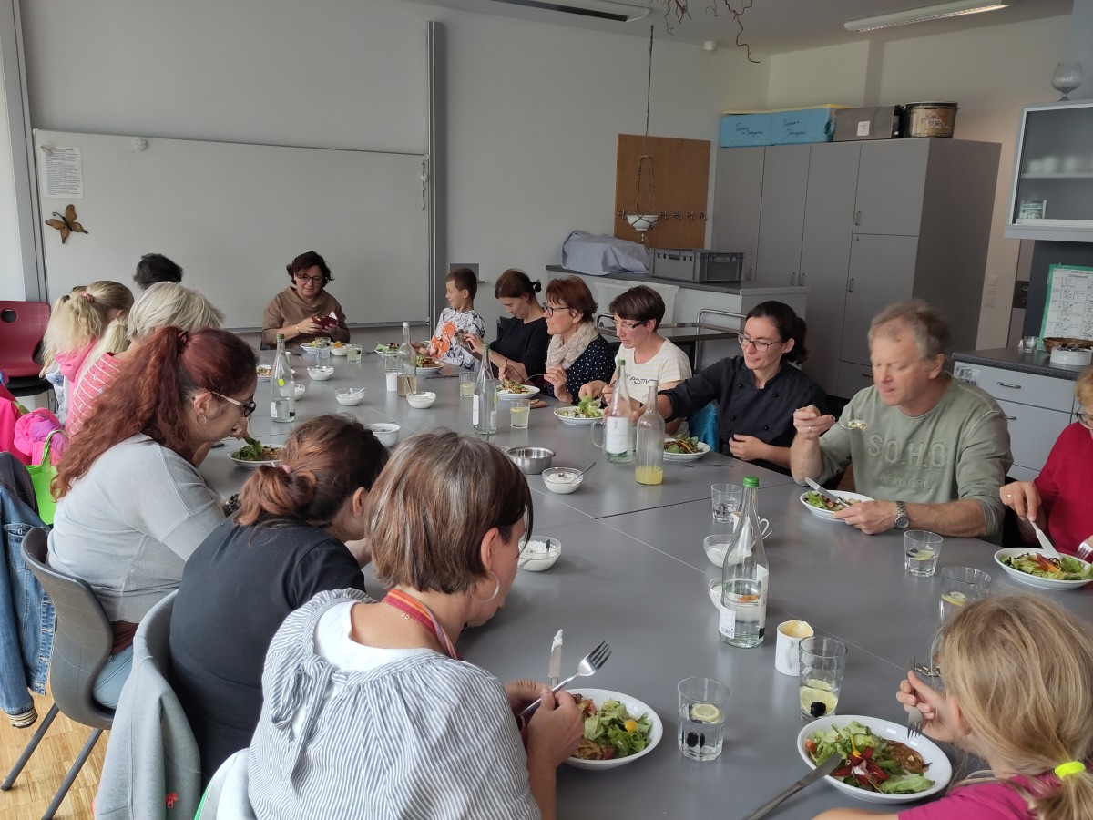 gemeinsam Essen beim Kochkurs der ÖMR Passauer Oberland