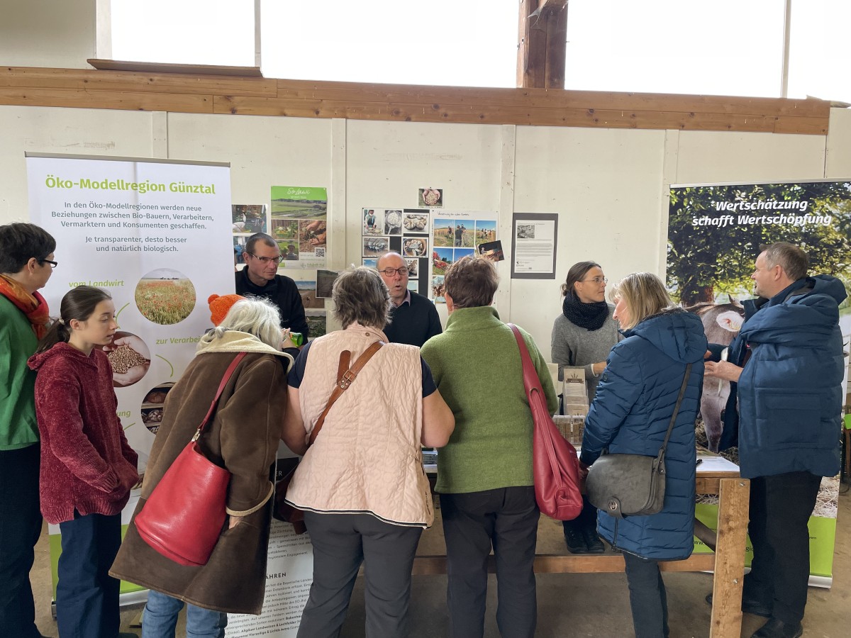 viele interessierte Teilnehmer am Stand der Öko-Modellregion Günztal auf dem Saatgutmarkt in der Dampfsäg