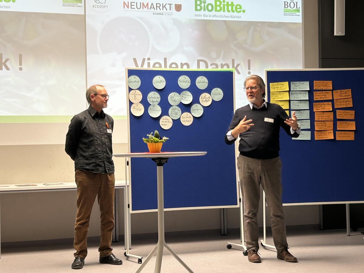 Die Initialveranstaltung zum Verpflegungsleitbild für 100% Bio in der Schulverpflegung moderierten Ralf Mützel, Amt für Nachhaltigkeit der Stadt NM (rechts) und Michael Böhm, Ecozept.