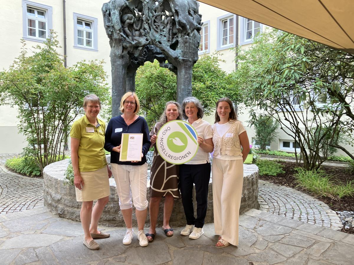 Mehr als Erfolgreich! Das Bio-Regio-Coaching des Kindergarten Greßthal. Das Projekt wurde mit der Übergabe der Abschlussurkunde in Würzburg gefeiert (von links): Beate Laumeyer (Amt für Ernährung, Landwirtschaft und Forsten Kitzingen-Würzburg), Katja Maschmeyer (Kindergarten Leitung , St. Bartholomäus in Greßthal), Manuela Mützel (Köchin der Einrichtung), Silvia Popp (Koch und Coachin), und Marina Pleyer ( Projektmanagerin der Öko-Modellregion Oberes Werntal