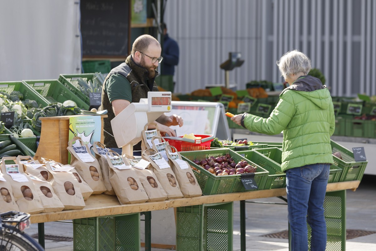 Verkaufsstand auf dem Bio-Donaumarkt