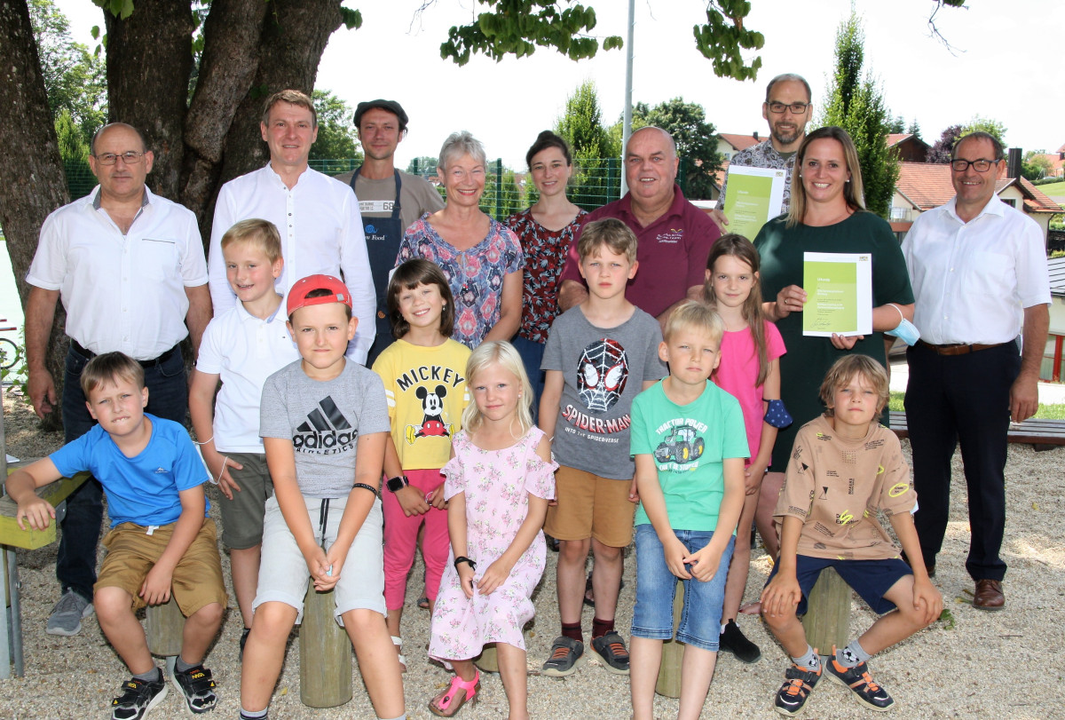 Urkundenübergabe durch Dorothee Trauzettel vom Fachzentrum Gemeinschaftsverpflegung am Landwirtschaftsamt Landshut an die Grundschule Büchlberg