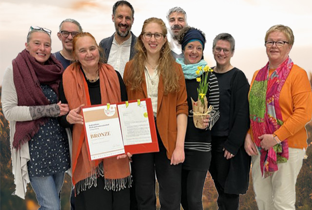 Stolz nahm das Team von Radis&Bona auf der Biofach in Nürnberg die Auszeichnung in Bronze - Kategorie „Bietet etwas Besonderes“ entgegen.