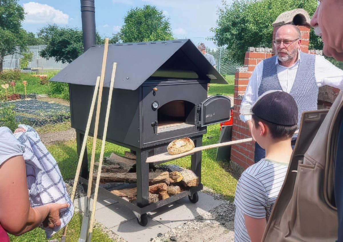Frisches Brot aus dem Holzbackofen bei Castra Culinaria am Hermannsberg
