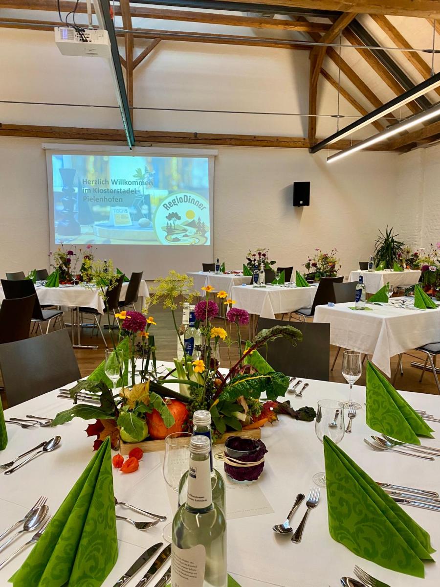 Herbstlich gedeckte Tische beim RegioDinner