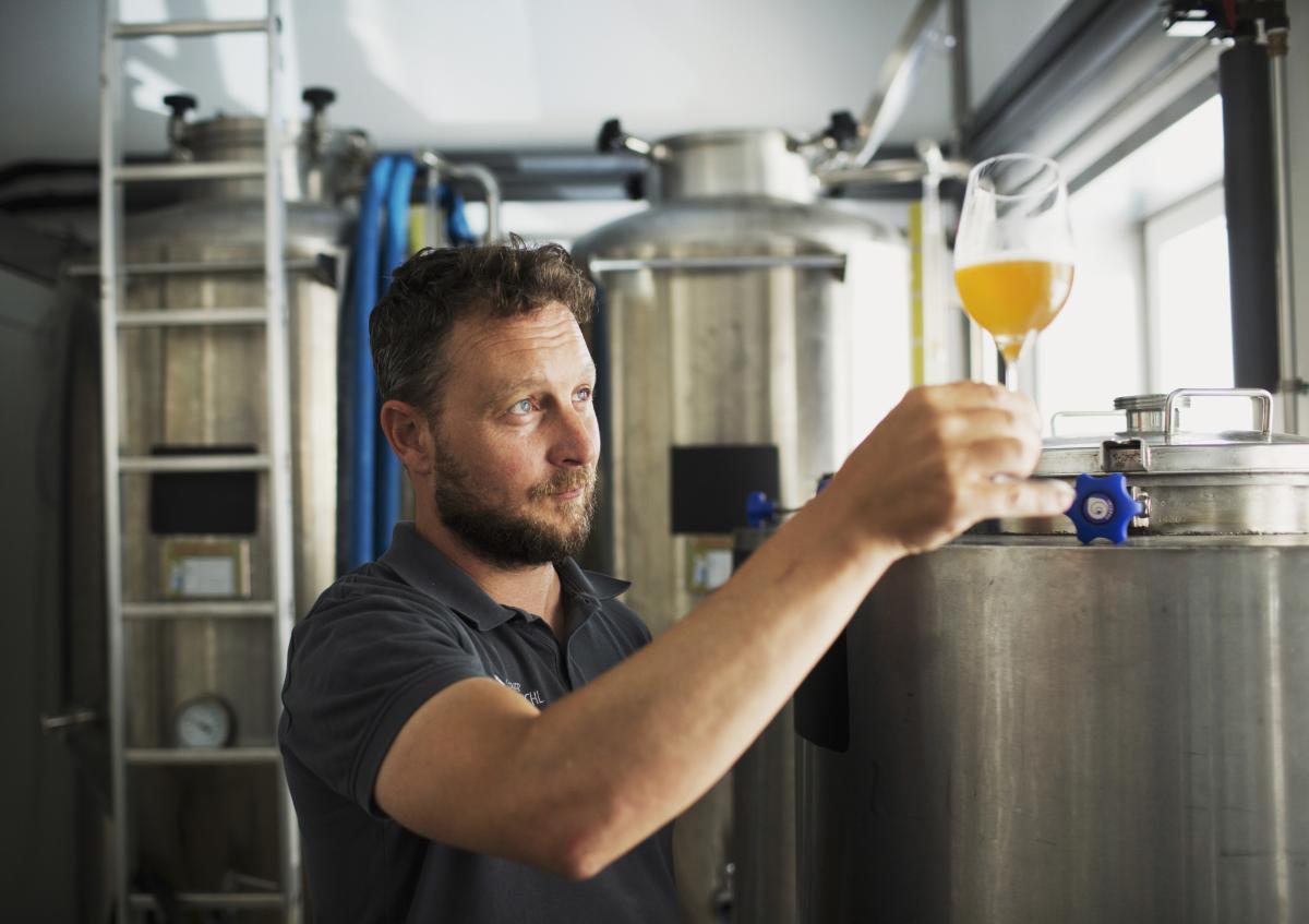 Mauritz Volkmer prüft die Qualität des gebrauten Bieres.