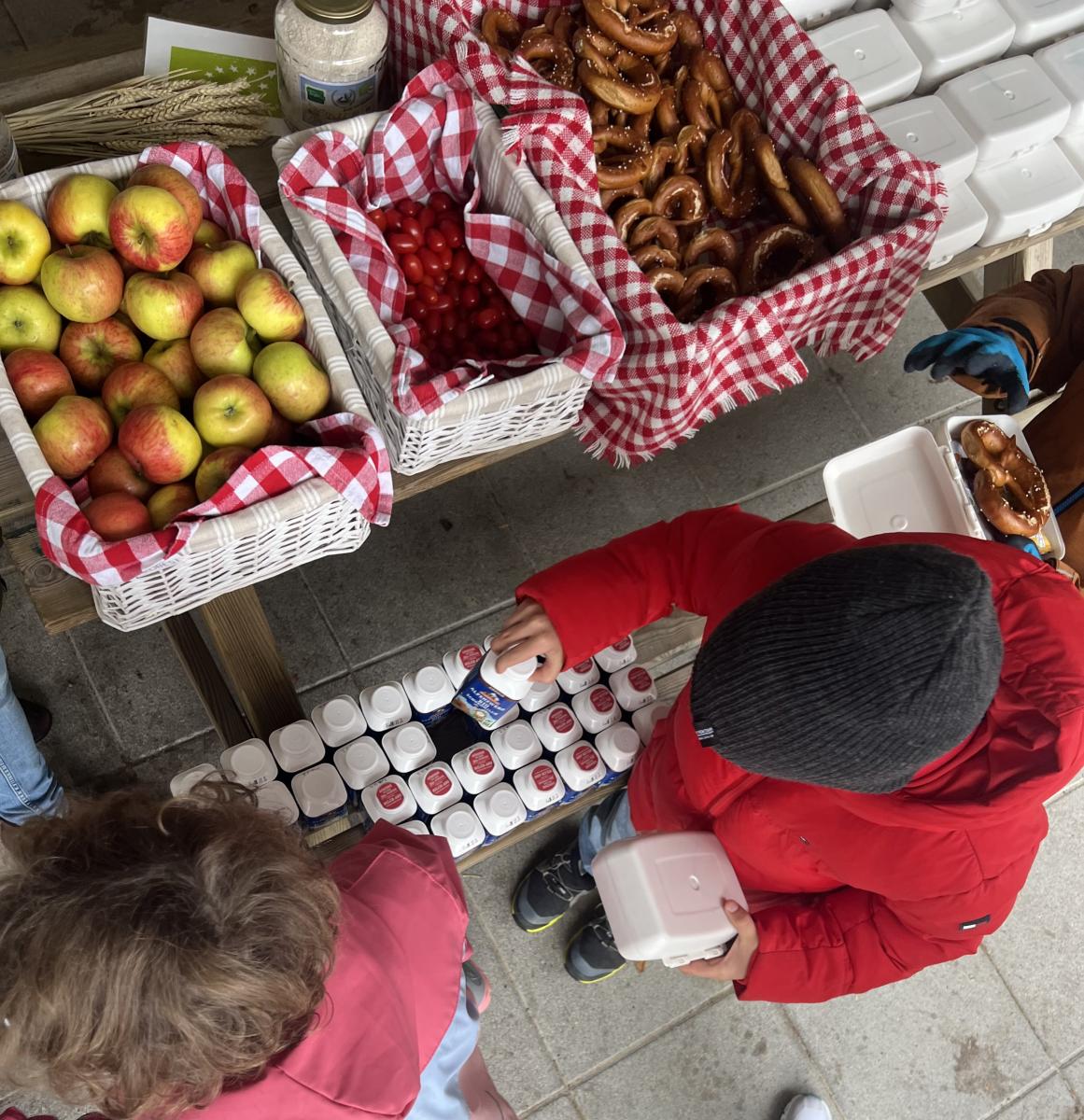 Körbe mit Lebensmitteln