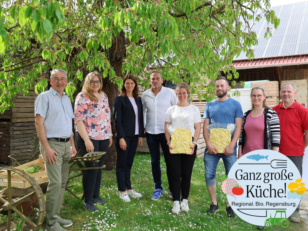 Bei der Vorstellung der ersten Regensburger Bio-Pommes: (v.l.) Thomas Schmalzl, Bürgermeister Bach an der Donau; Franziska Schlick, Landesvereinigung für den ökologischen Landbau in Bayern e.V. (LVÖ); Landrätin Tanja Schweiger; Konrad Geiger, Bio-Produktentwickler; Katharina Gassner, Projektkoordination „Ganz große Küche!“; Dominik Heitzer, Bio-Landwirt und Produzent der Bio-Pommes; Maria Kias, Heimatagentur; Filippo Soffietti, Ökoring GmbH
