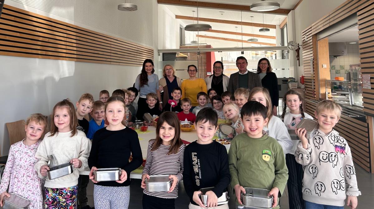 Die Schülerinnen und Schüler der ersten Klasse der Grundschule Büchlberg freuen sich über die Brotbox.