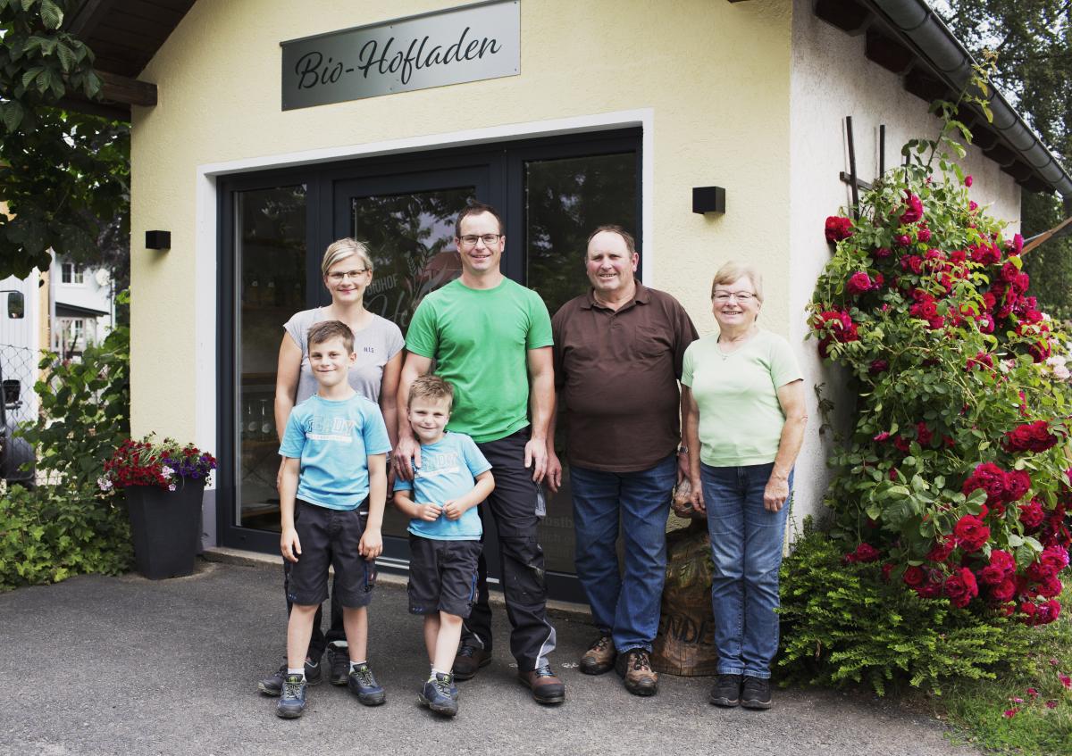 Drei Generationen der Familie Hendel auf dem Hof