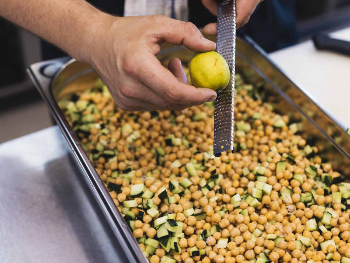 Kichererbsensalat mit Gurken aus eigenem Anbau.