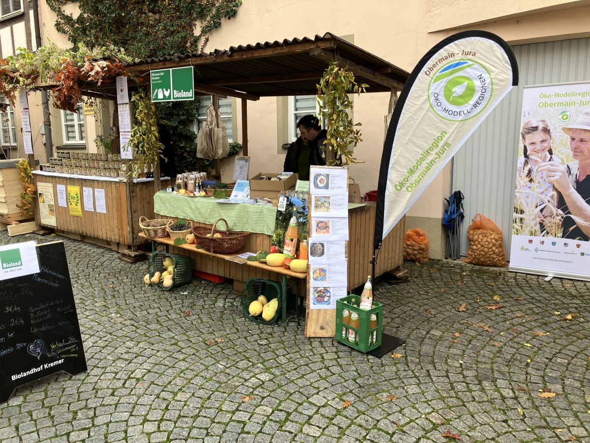 zwei Verkaufsstände auf dem Streuobstmarkt