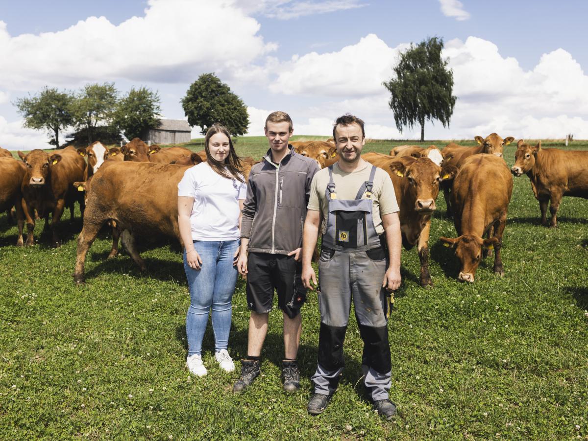 Familie auf ihrer Weide.