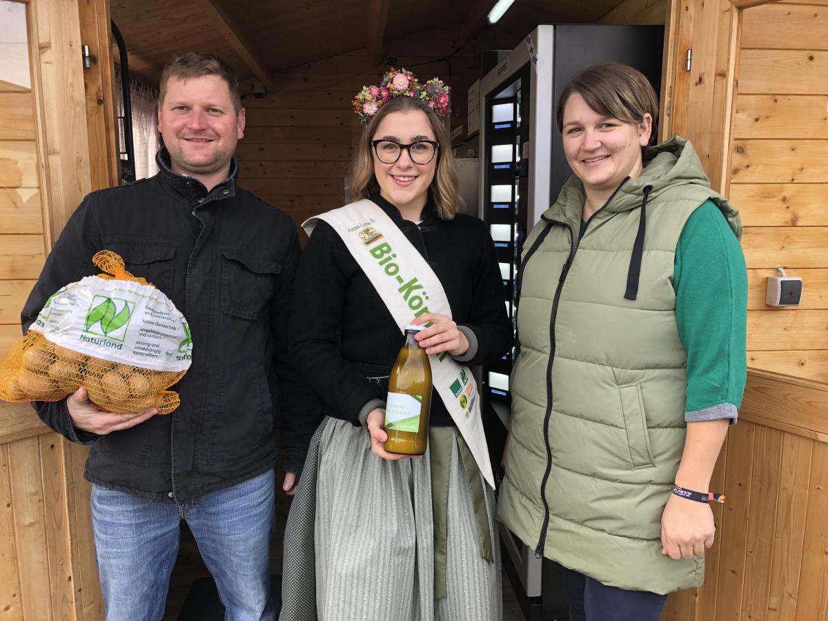 Auf dem Biohof von Klaus und Anja Pätzold zapfte Bio-Königin Anna-Lena II. bereits Milch am frisch angeschafften Milchautomat.