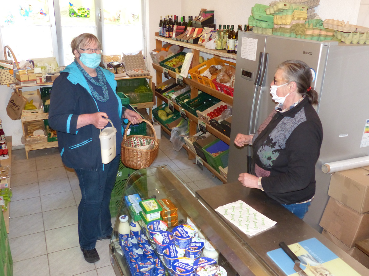 Biobäuerin Martina Grillmeier (rechts) in ihrem Hofladen