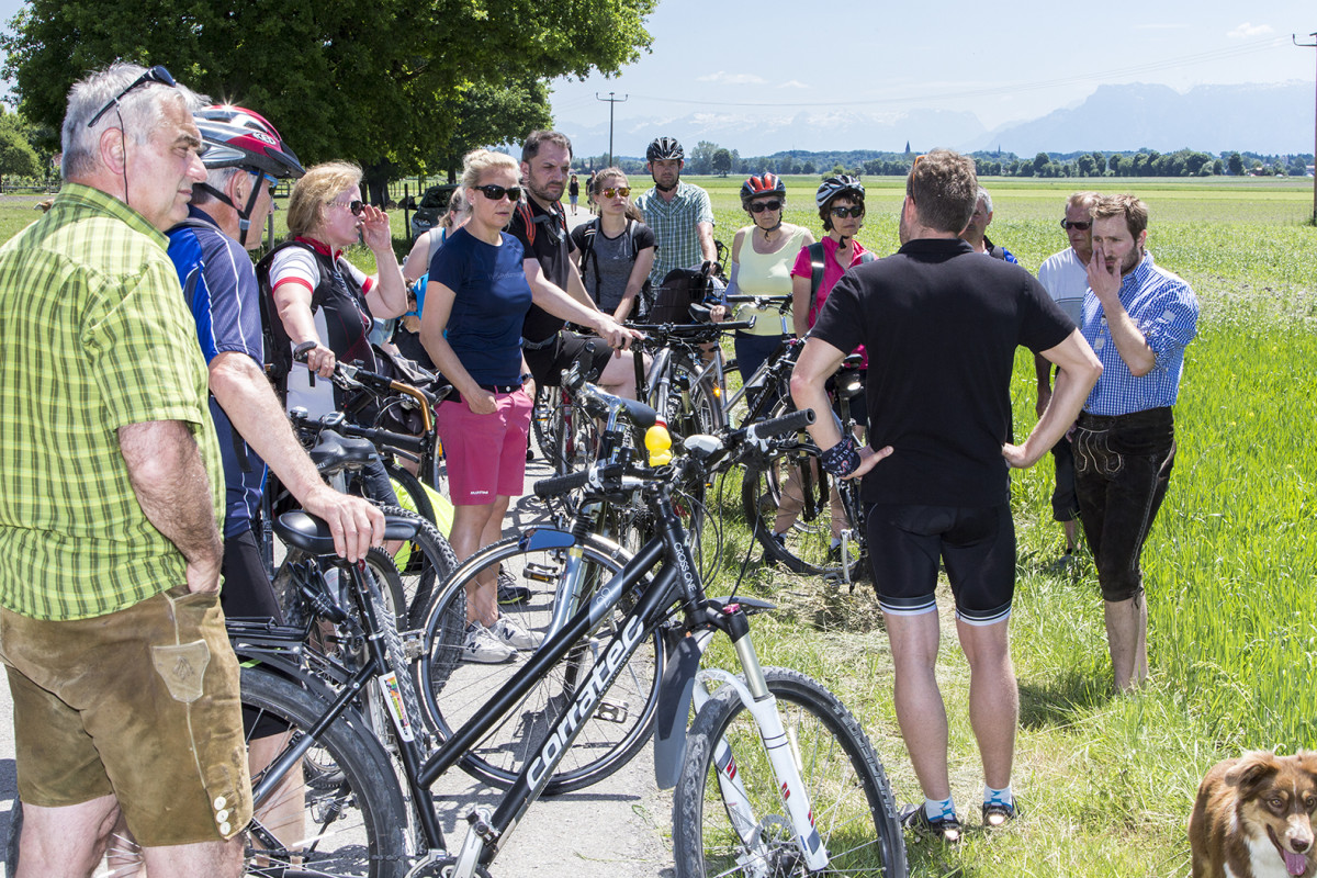 Biohof-Erlebnisradltour - Andreas Maier erläutert den Anbau von Bio-Braugerste