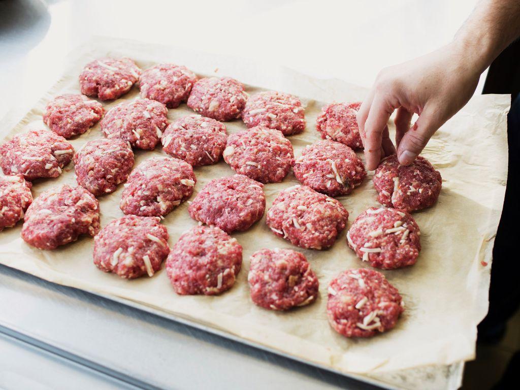 Fleisch-Pflanzerl auf einem Blech