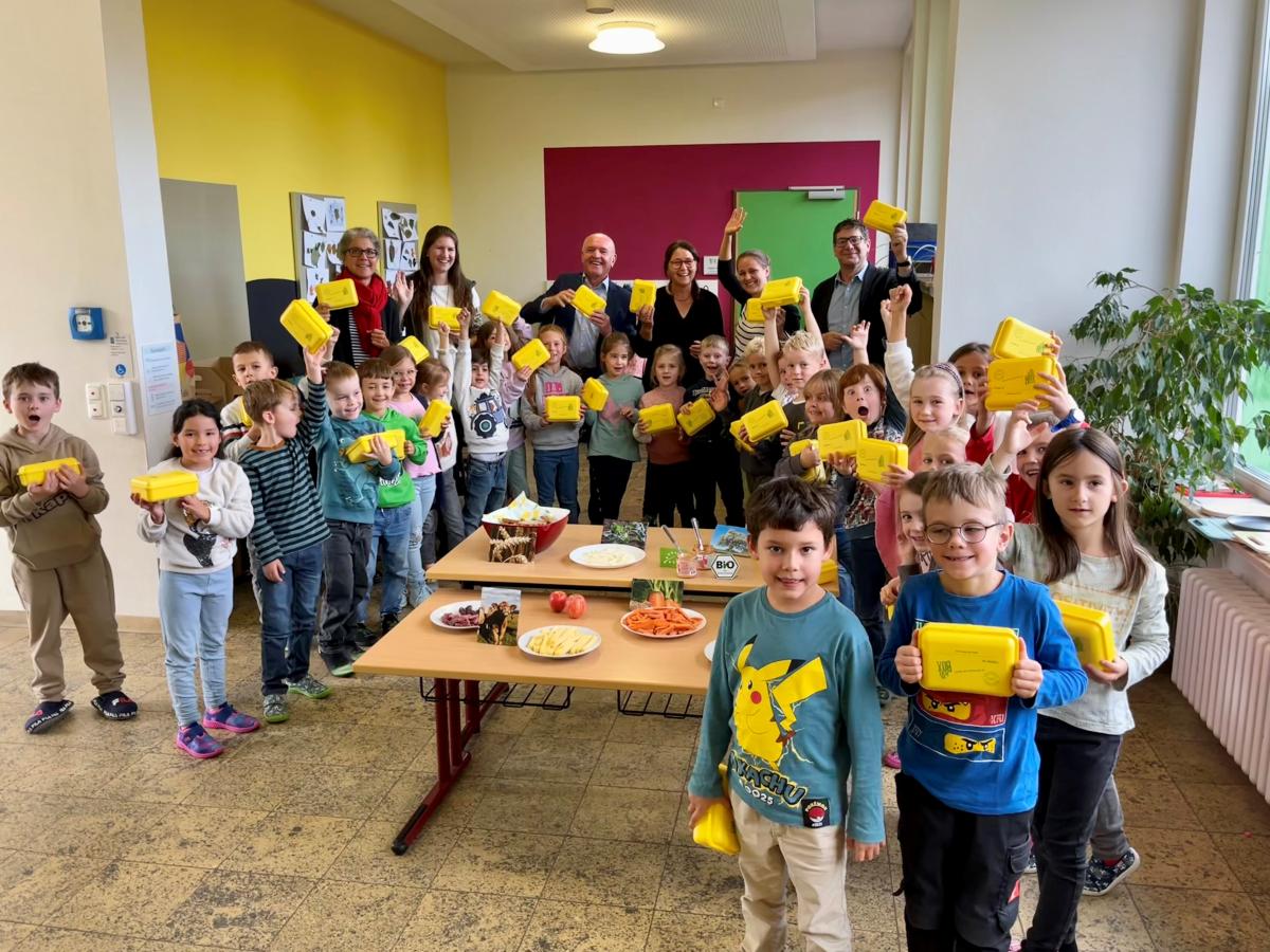 Gruppenbild vor Frühstücksbüfett mit Brotboxen