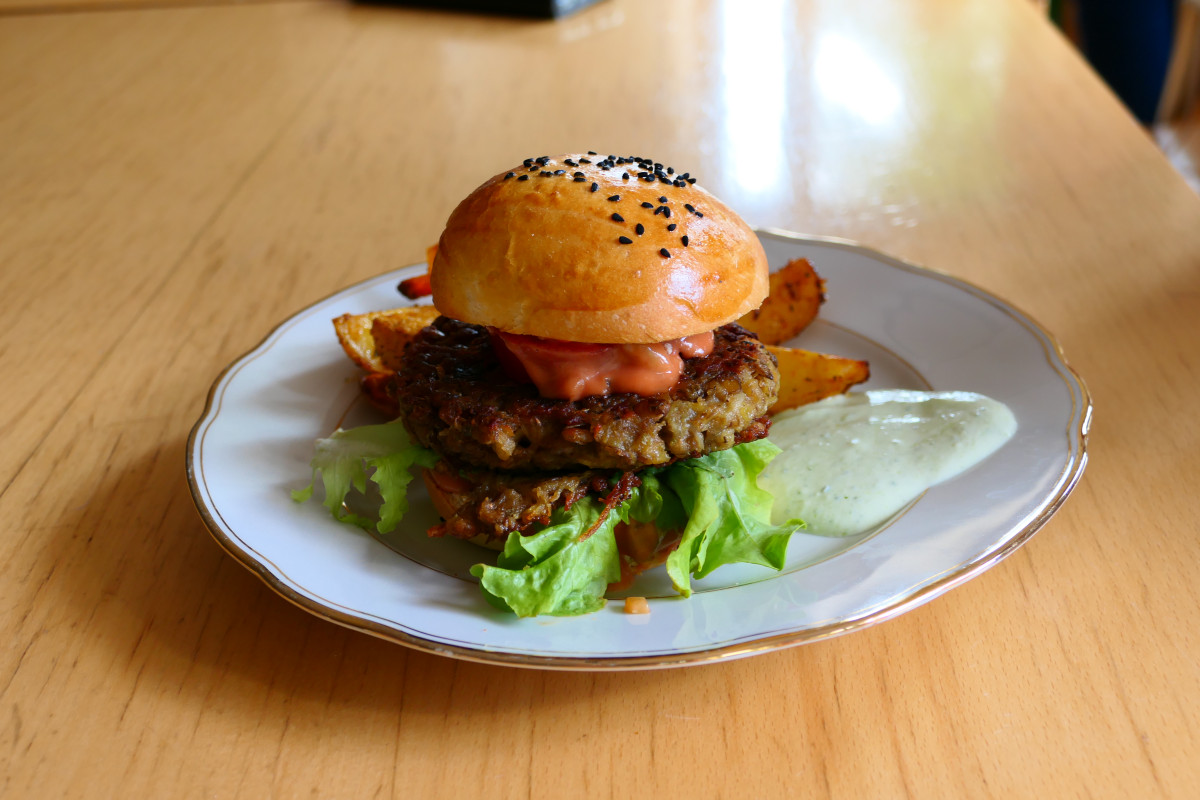 Belegtes Burgerbrötchen auf einem Teller