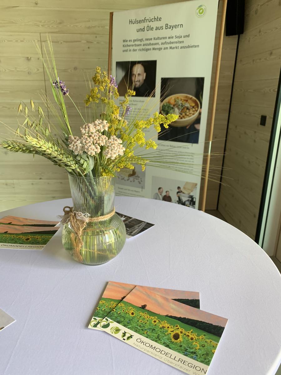 Ein Rollup der Wanderausstellung in Tännesberg mit Blumenvase