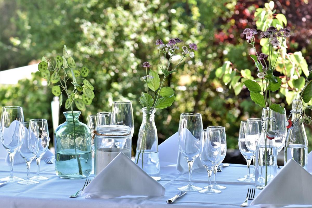 Gläser auf einem festlichen Tisch