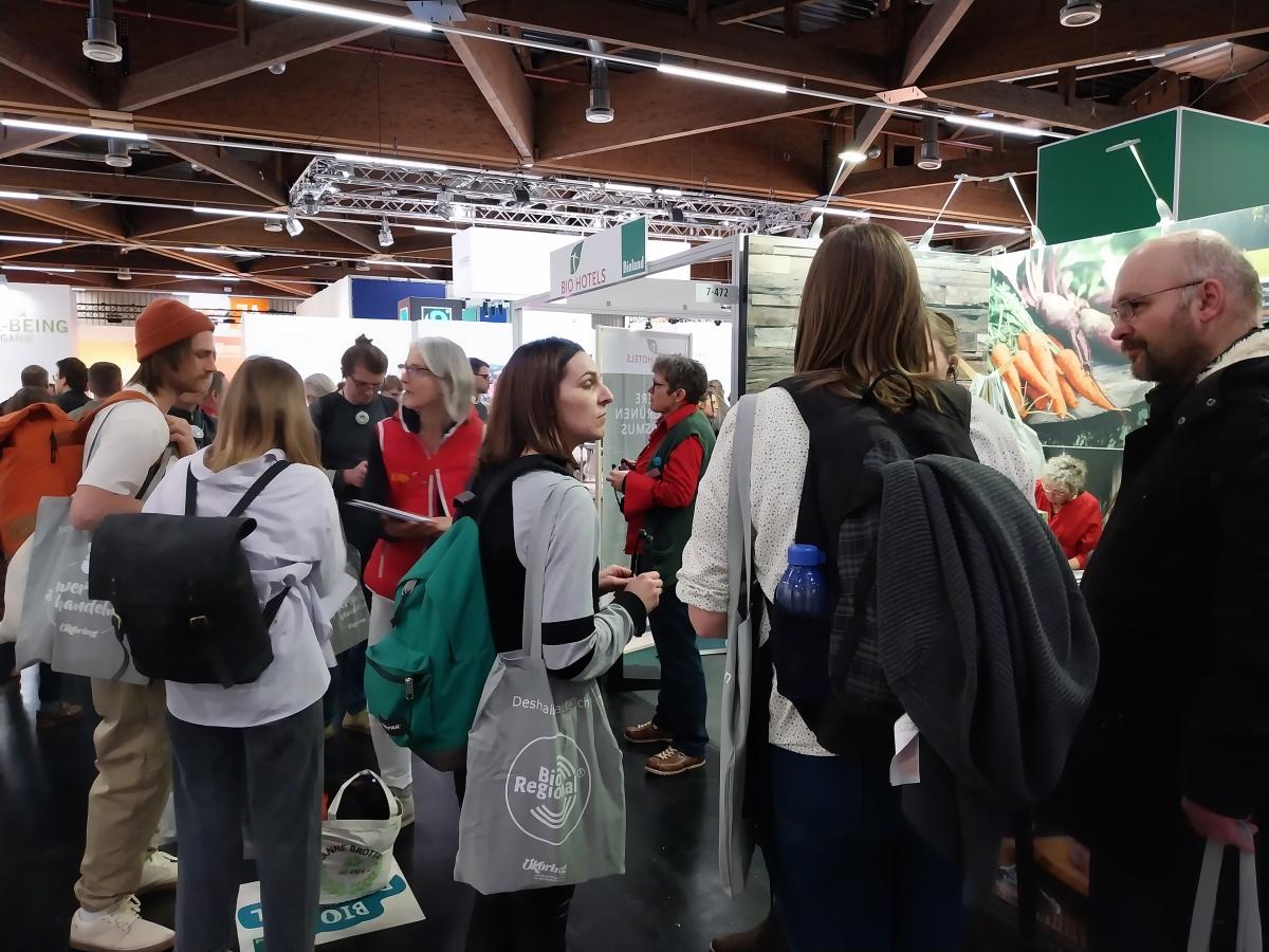 Rundgang über die Biofach mit den Öko-Modellregionen