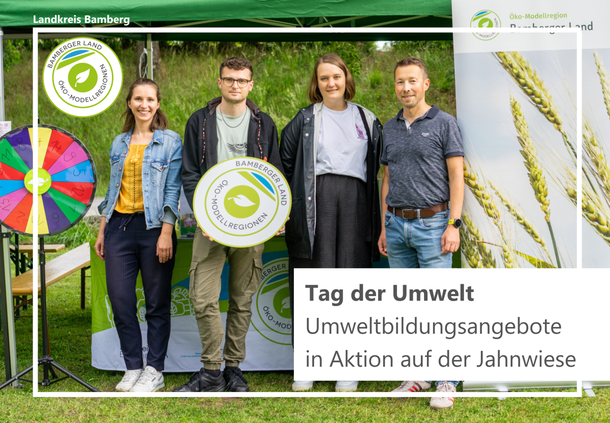 Menschen stehen vor einem Infopavillon