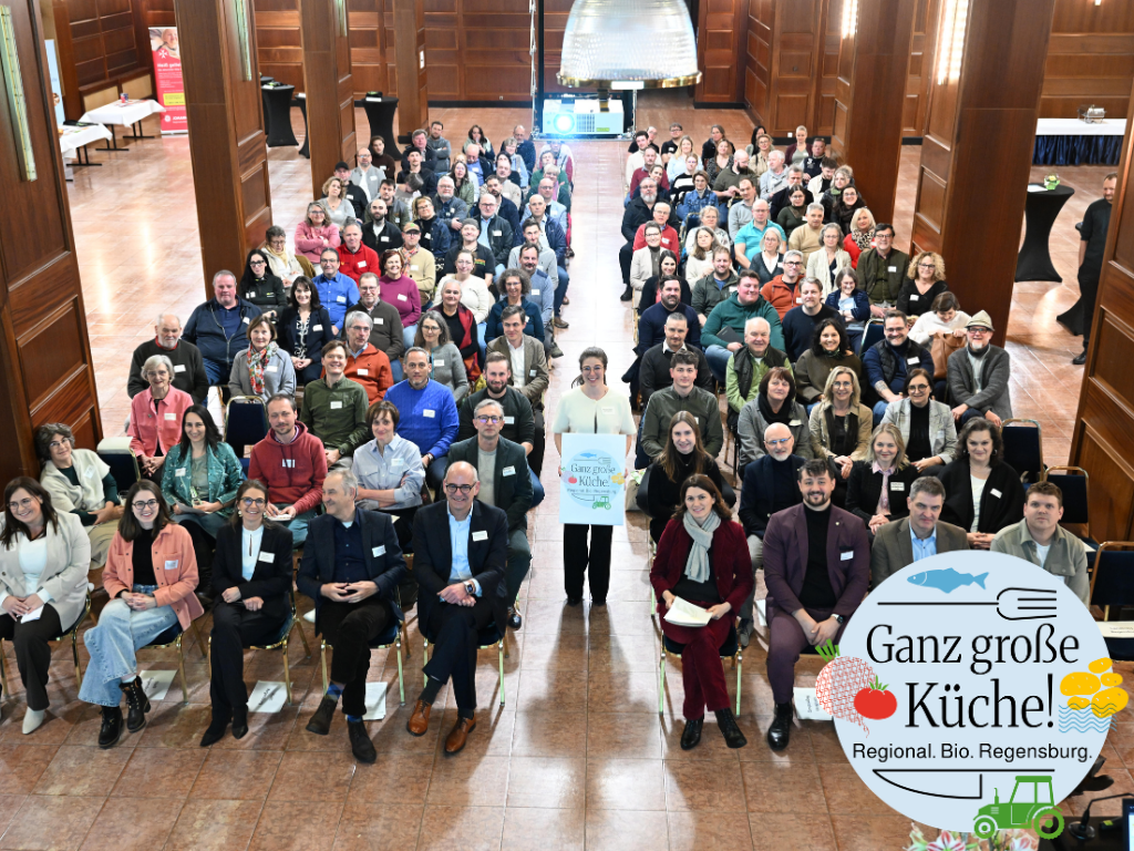 Mit der offiziellen Auftaktveranstaltung des Bundesprojekts „Ganz große Küche! Regional.Bio.Regensburg.“ in den Eckert-Schulen in Regenstauf ist der Startschuss für eine umfassende Stärkung regionaler und bioregionaler Wertschöpfungsketten gefallen.