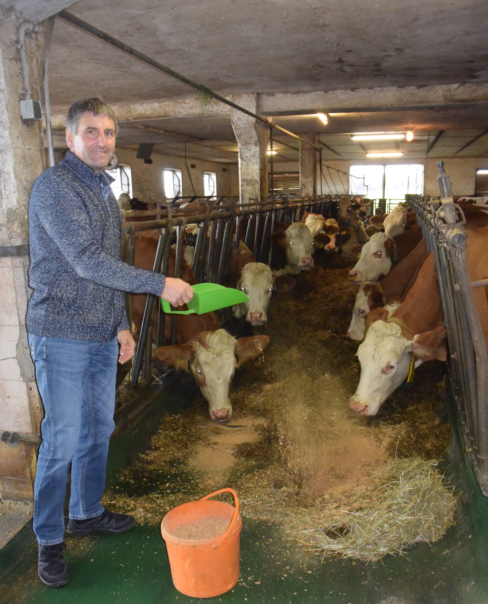 Landwirtschaftsmeister Franz Huber setzt auf Diversifikation. Die Hälfte des betrieblichen Einkommens generiert er aus seiner kleinen, güllegeführten Biogasanlage.