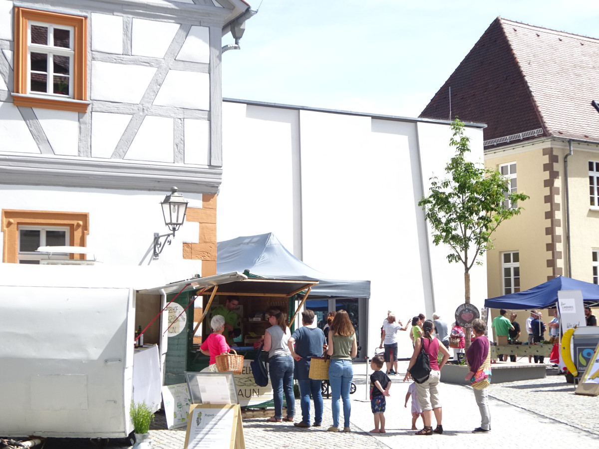 Erster Regional- und Biomarkt der Öko-Modellregion Oberes Werntal in Bergrheinfeld