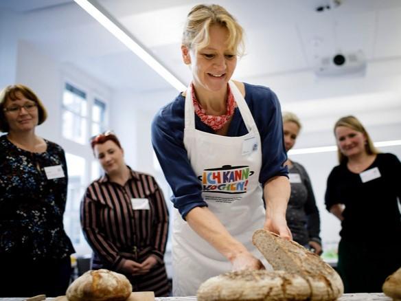 Frau schneidet Brot