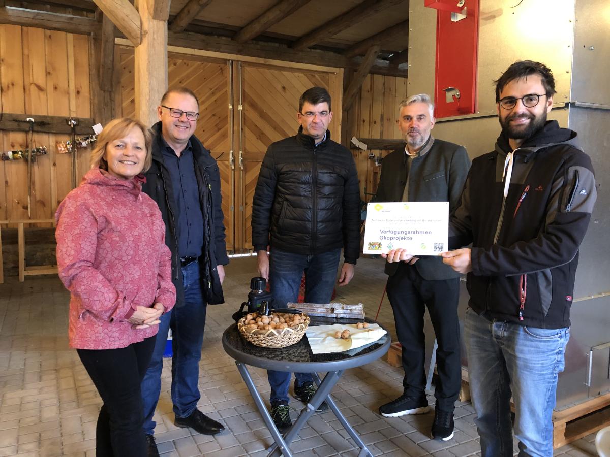 Bürgermeister Alexander Dorr (Mitte) und die Mitglieder des Entscheidungsgremiums Ökoprojekte, nämlich Angelika Hermann, zweite Bürgermeisterin Postbauer-Heng (links) und Peter Bergler, erster Bürgermeister Berg (2.v.r.)die Technik erklären lassen,