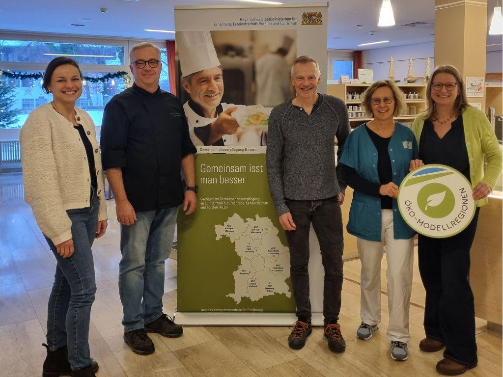 5 Personen bei einer Veranstaltung