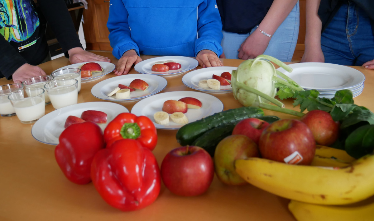 Obst und Teller und Kinder