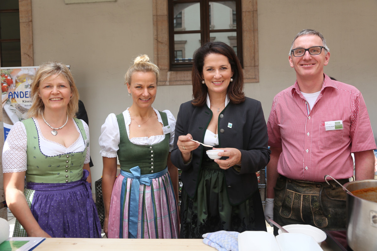 Staatsministerin Michaela Kaniber (3.v.l.) besuchte beim Rundgang an den Ständen im Schmuckhof des Ministeriums den Genussort Waging am See, der durch Ulrike Lex, Eva Gruber und Gottfried Heilmaier (v.l.) vertreten war, die Spezialitäten vom Bio-Rupertirind der Metzgerei Heilmaier präsentierten und über die Urlaubsregion informierten.