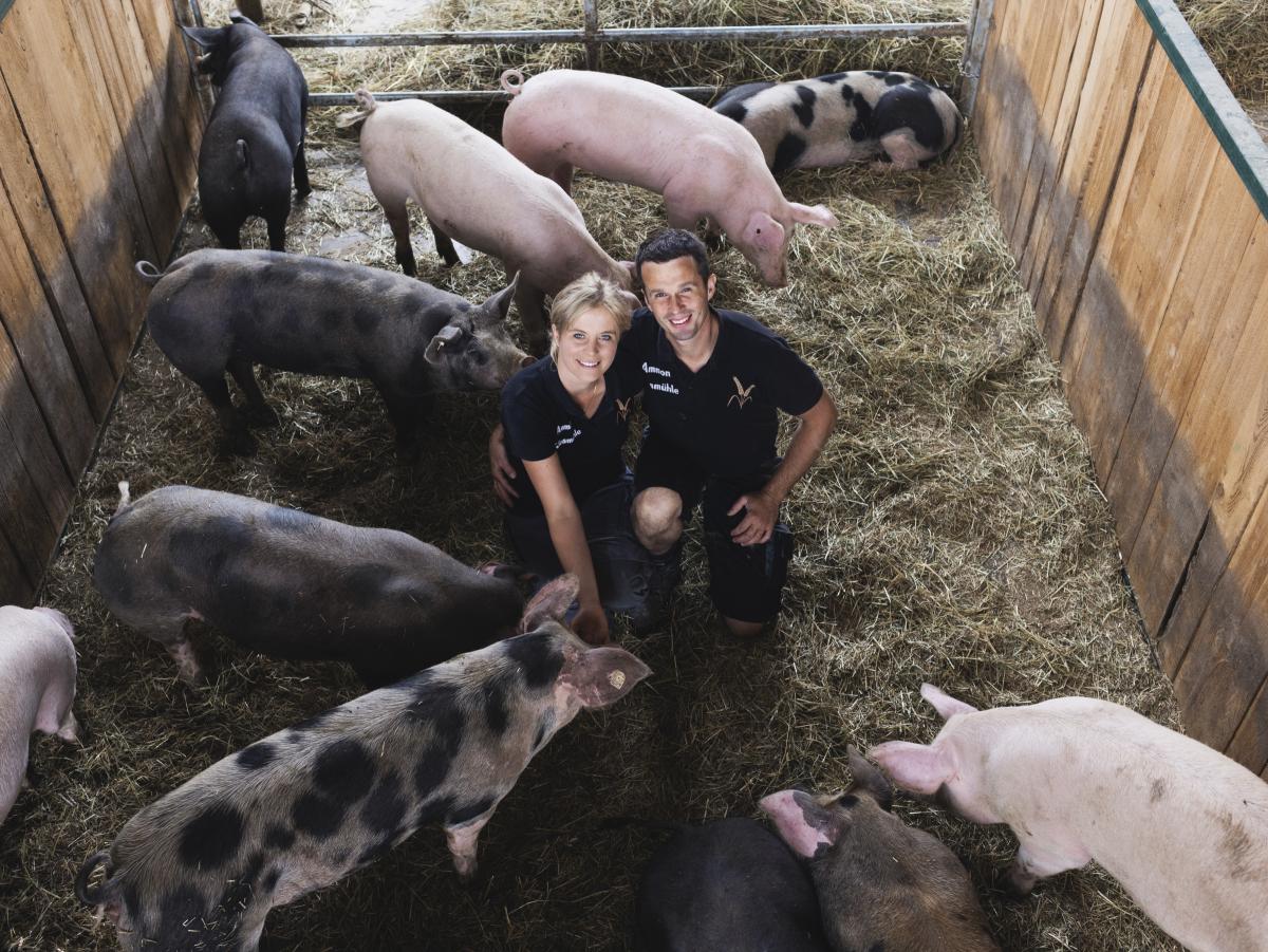 Frau und Mann im Schweinestall