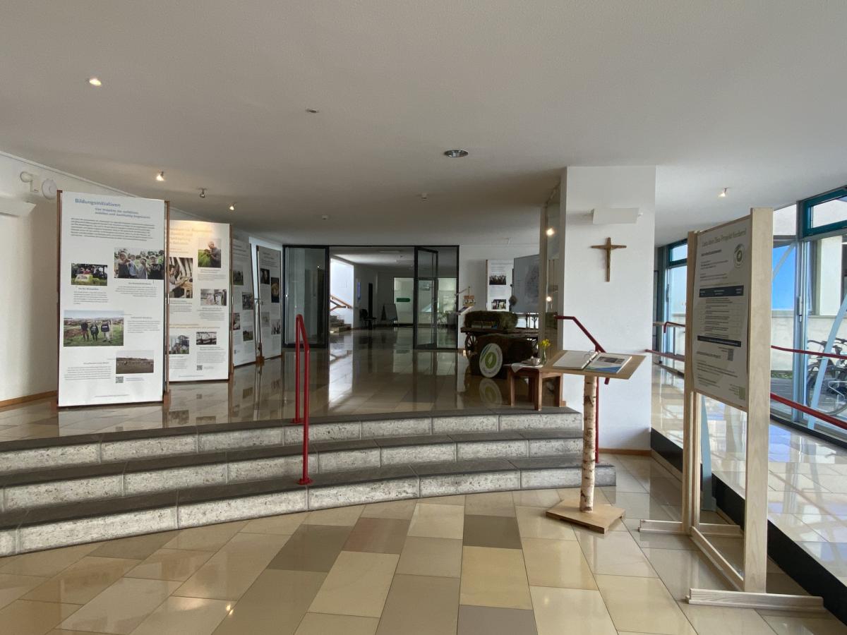 Blick ins Foyer (Ausstellung)