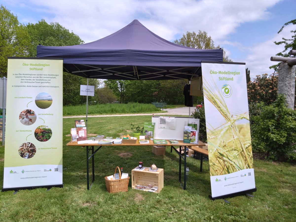 Pavillon mit Informationsmaterial und Roll Ups