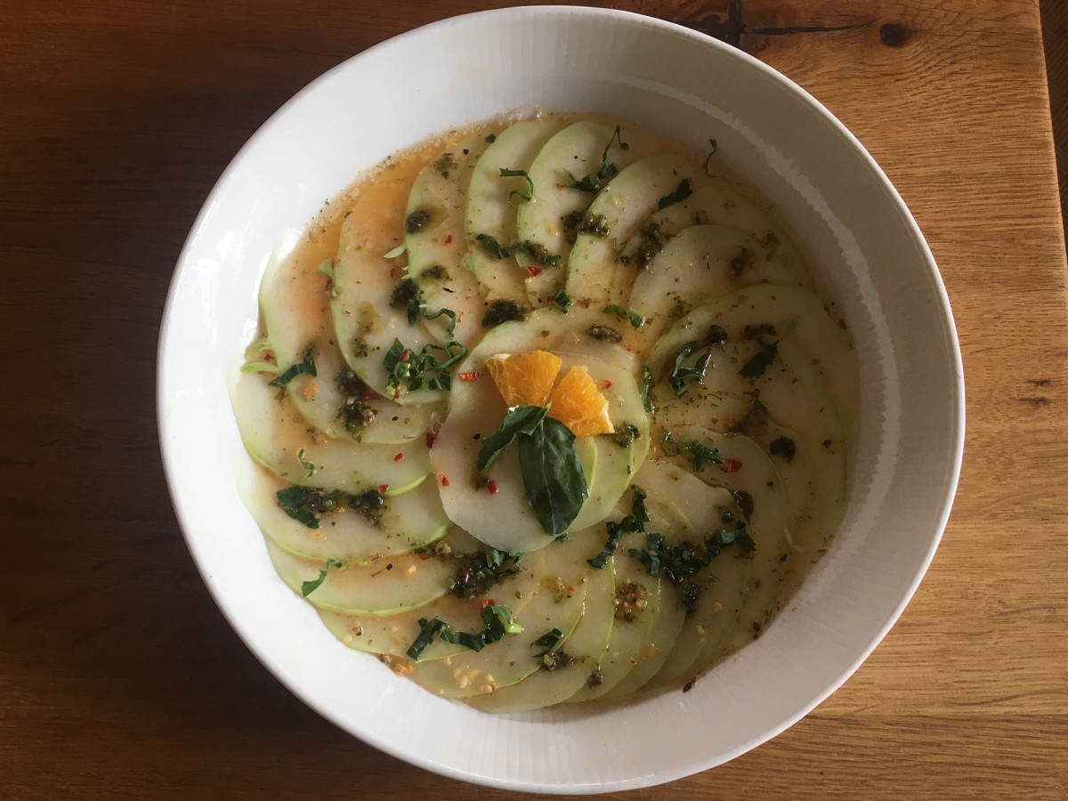 Diese Mairübchen- oder Kohlrabi-Rohkostspeise stammt von Bärbel Forster.